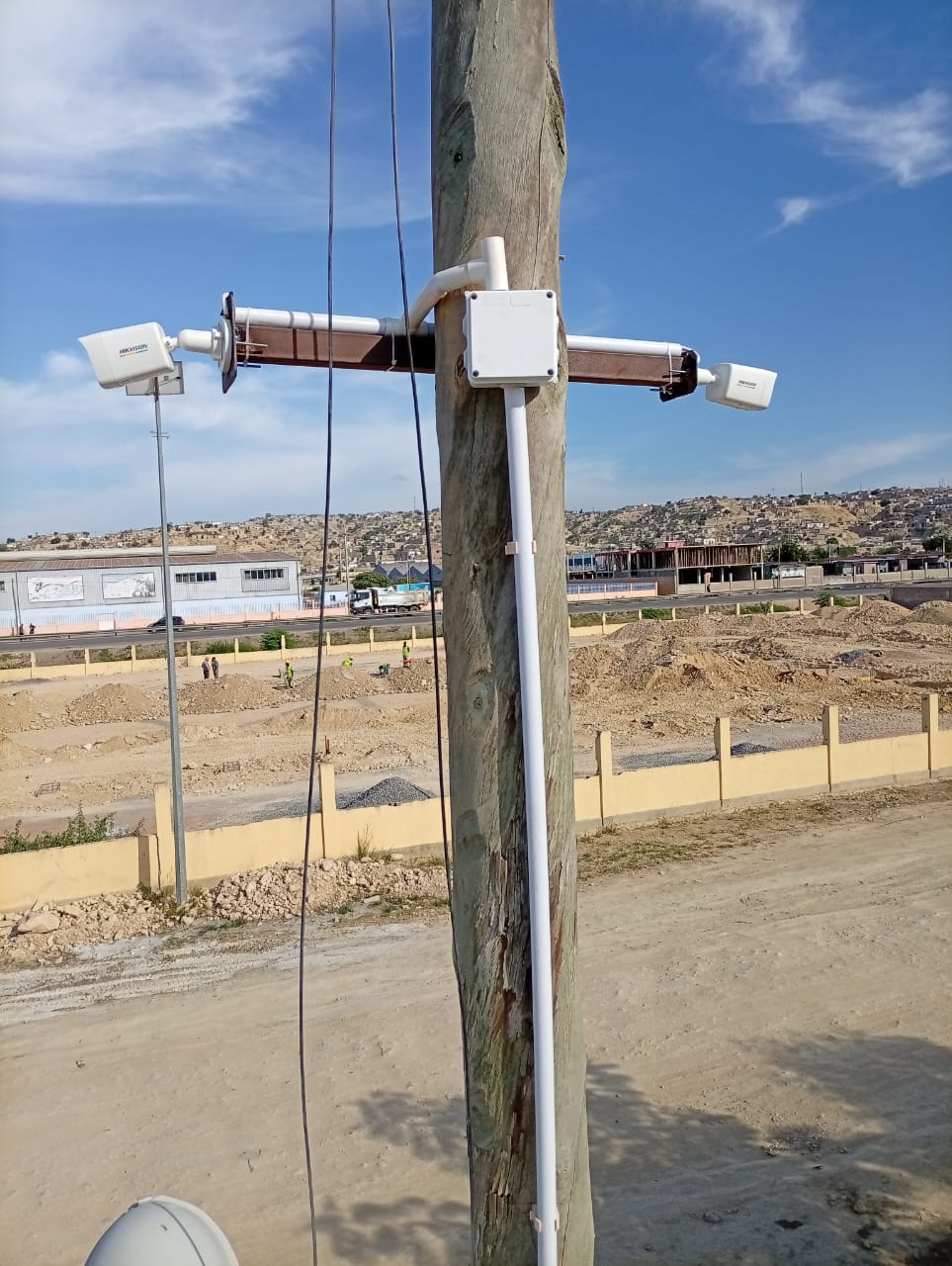 Câmeras HIKVISION + Antena CPE em Poste Exterior